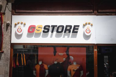 ISTANBUL, TURKEY - 21 Mayıs 2022: Galatasaray SK logosu, İstanbul Futbol kulüplerinden biri, GS Store, ayrıca Galatasaray Spor Kulubu olarak da bilinir.