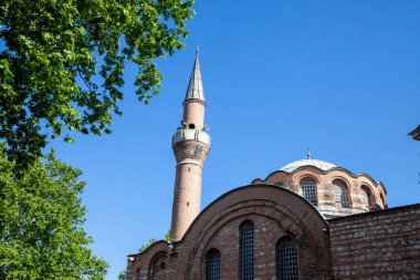 Güneşli öğleden sonra Kalenderhane Camii 'nin ana binası; Kalenderhane Camii, İstanbul' un Fatih ilçesine bağlı küçük bir İslam camii.