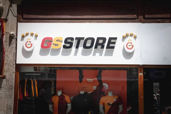 ISTANBUL, TURKEY - 21 Mayıs 2022: Galatasaray SK logosu, İstanbul Futbol kulüplerinden biri, GS Store, ayrıca Galatasaray Spor Kulubu olarak da bilinir.