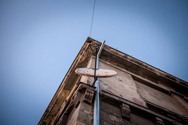 Alte Rostige Satellitenschüsseln Und Uhf Antennen Der Spitze Eines Wohnhauses — Stockfoto