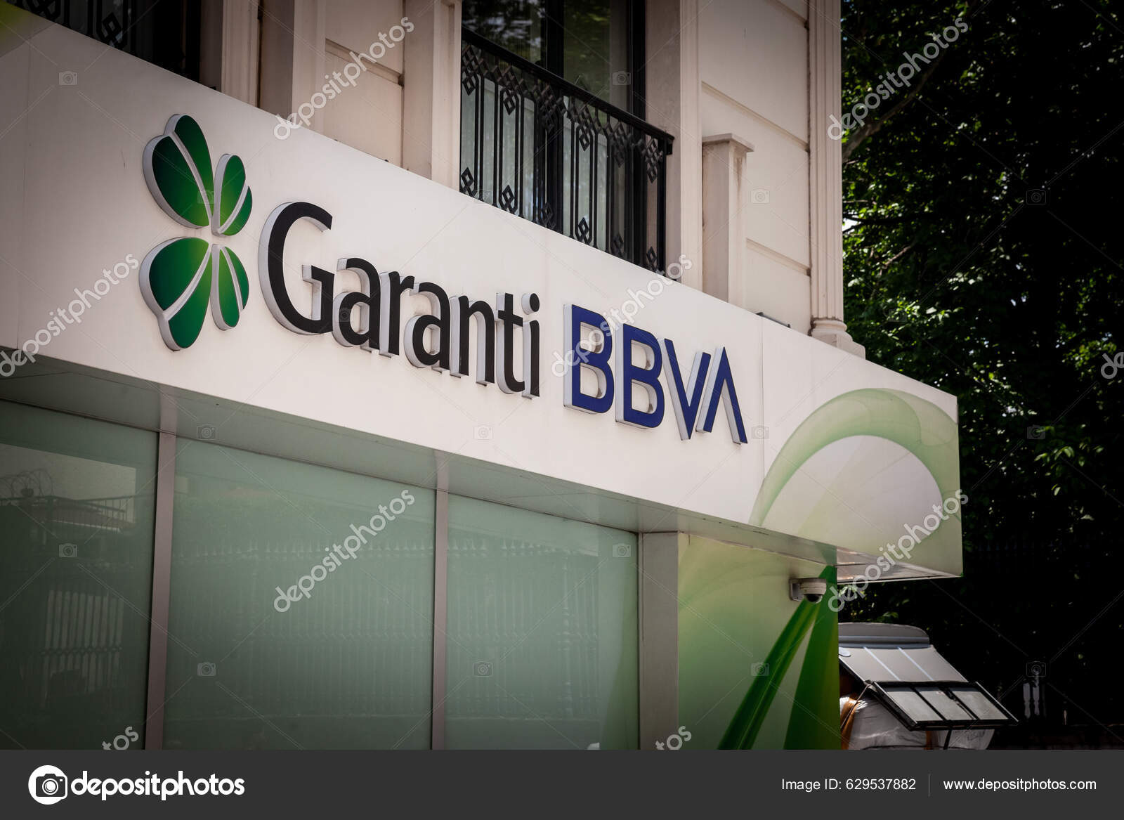 伊斯坦布尔土耳其2022年5月20日伊斯坦布尔一个办公室的Garanti Bbva Bank标志上的选择性模糊Garanti Bbva是一家遍布欧洲和亚洲的土耳其零售银行集团——  库存社论照片©