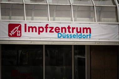 DÜKSELDORF, GERMANY - NOVEMBER 7, 2022: Almanya 'nın Dusseldorf kentindeki Impfzentrum adlı Coronavirus Covid 19 aşı merkezinin girişini gösteren imza