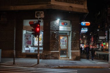 BELGRAD, SERBIA - NOVEMBER 11, 2021: Belgrad şehir merkezindeki bir Sırp eczanesinin (apoteka) önündeki seçici bulanıklık