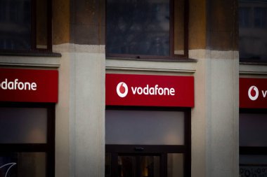 BUDAPEST HUNGARY - 26 Şubat 2022: Vodafone logosu onların Budapeşte dükkanında. Vodafone, İngiliz telefon operatörü ve Macaristan 'ın önde gelen internet hizmet sağlayıcılarından biri.