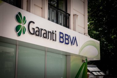 İSTANBUL, TURKEY - 20 Mayıs 2022: İstanbul 'daki bir ofisin Garanti BBVA Bank logosunda seçici bulanıklık. Garanti BBVA, Avrupa ve Asya 'da faaliyet gösteren bir Türk perakende bankacılık grubu.