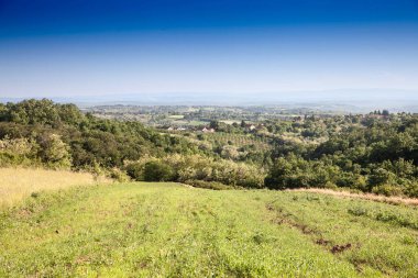 Sırbistan 'ın orta kesimindeki Sopot Belediyesi' nde, Kosmaj dağında geleneksel bir Avrupa kırsal ortamında, çiftlikleri, tarımsal tarlaları, ağaçları olan tipik bir Avrupa kırsal alanı.