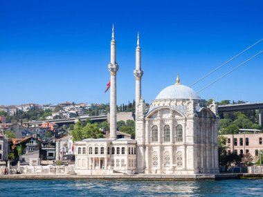 Ortakoy camii, İstanbul, Türkiye 'de, İstanbul' da, boğazın yanındaki büyük mecidiye camii olarak da bilinir. Büyük bir sedir camisi ve bir dönüm noktası..