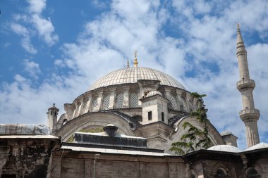 Güneşli öğleden sonra Sehzade Camii 'nin ana binası; Sehzade Camii, İstanbul' un Fatih ilçesine bağlı ikonik bir Müslüman camii.