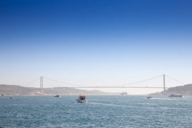 Boğaz Köprüsü; ayrıca 15 Temmuz şehitleri köprüsü ya da 15 Temmuz sehitler koprusu olarak da bilinir, Posporus Boğazı 'ndan geçen teknelerle uzaktan görülürler. İstanbul 'da Asya ve Avrupa' yı birbirine bağlayan bir köprü..