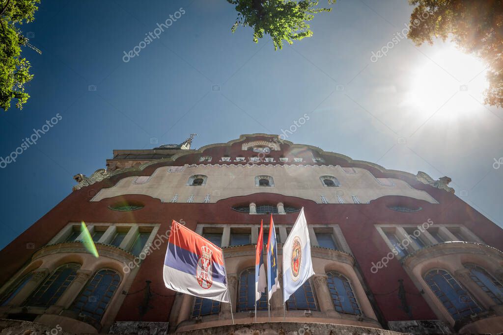 Bandera de la ciudad de Subotica con el escudo de armas de la ciudad en