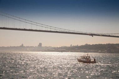 İSTANBUL, TURKEY - 21 Mayıs 2022: Türk polis botu doğrudan Boğaz 'da devriye geziyor. Türk Polisi veya Türk polisi Türkiye 'nin ana kolluk kuvveti