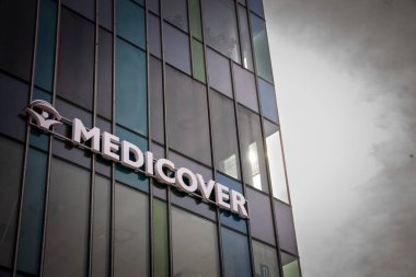 BUDAPEST, HUNGARY - 26 Şubat 2022: Budapeşte 'deki hastane kliniklerinin sağlık sigortası logosu. Medicover, Avrupa 'da yayılmış İsveçli özel bir sağlık hizmeti sağlayıcısıdır.