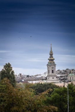 Saint Michael Katedrali, aynı zamanda Saborna Crkva olarak da bilinir, Stari Grad bölgesinin bir sokağından görülen ikonik saat kulesiyle. Ülke, Belgrad ve Sırbistan 'ın başlıca simgelerinden biri.