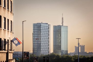 BELGRAD, SERBIA - 19 Temmuz 2022: Usce Kuleleri, Yeni Belgrad 'da Usce 1 ve 2 (Novi Beograd). Bunlar karışık bir kullanılmış yüksek katlı gökdelen ve Belgrad 'ın simgesi ve simgesi.