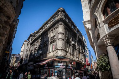 ISTANBUL, TURKEY - MAY 21, 2022: Corner of Vakif Hani and Sultan Hamami streets with shops in Sirkeci Eminonu, the european side of Istanbul, Turkey, with a crowd of people, by the spice market