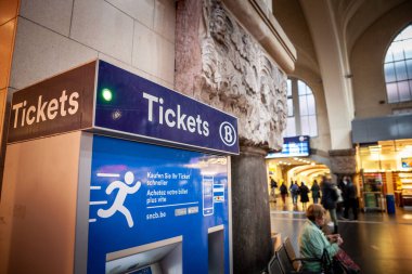 AAÇEN, GERMANY - 8 Kasım 2022 Aachen tren istasyonundaki otomatlarında SNCB / NMBS logosu. SNCB / NMBS Belçika 'nın ulusal demiryolu taşımacısıdır..