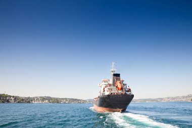 Uluslararası bir kargo görevi için İstanbul 'da boğazda gaz ve petrol taşıyan bir petrol tankeri. Bosporus Boğazı 'nın özel bir yön bulma ve denizcilik durumu vardır.