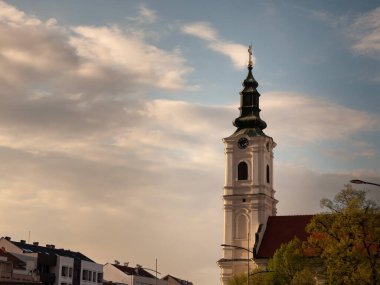 Sırbistan 'ın karanlık çöktüğünde üzgün olan Novi Panoraması, yine bir Sırp Ortodoks Kilisesi olan Dormition Kilisesi olarak da bilinen uspenjska crkva üzerinde yoğunlaşıyor.