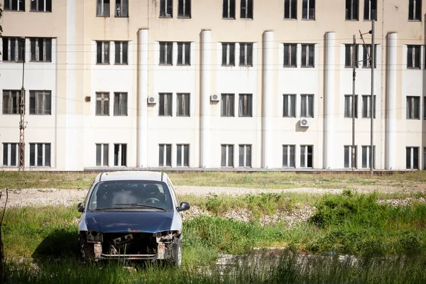 Panorama Uma Paisagem Industrial Abandonada Com Restante Carro Abandonado Danificado — Fotografia de Stock
