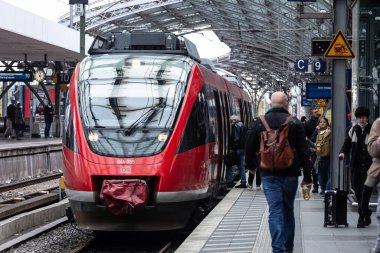 COLOGNE, GERMANY - NOVEMBER 6, 2022: Köln 'ün en büyük tren istasyonu olan Köln Hbf Hauptbahnhof' un ana tren istasyonuna giren dizel bir DMU olan Deutsche Bahn 'ın bölgesel treni.