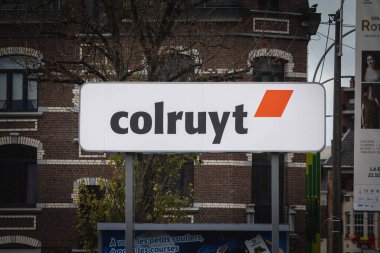 LIEGE, BELGIUM - 9 Kasım 2022: Liege mağazasında Colruyt Supermarket logosu. Colruyt, Belçika 'da süpermarketler ve diğer bakkallarda faaliyet gösteren bir perakende satış grubudur..