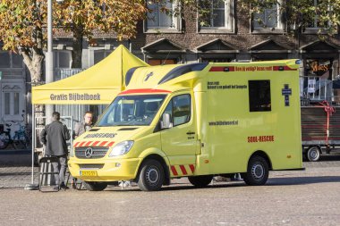 MAASTRICHT, NETHERLANDS - NOVEMBER 10, 2022: Bijbelbus, ya da İncil Otobüsü, Evangelist örgütü Bible Word 'ün (Bijbel Woord) Maastricht' te Hristiyan evangelizmi hakkında vaaz veren bir iletişim operasyonu.