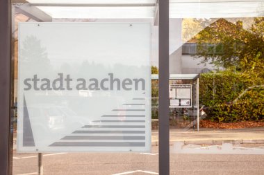 8 Kasım 2022 'de resmi bir bina ve otobüs durağı üzerindeki Stadt Aachen logosu. Bu büyük şehir Aachen 'in logosu, Batı Almanya' da Kuzey Ren Vestfalya 'nın bir şehri..