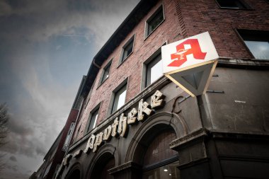 AAÇEN, GERMANY - 8 Kasım 2022: Aachen 'de Apotheke adında bir Alman eczanesinin önü, tipik Alman eczane logosuyla A harfiyle..