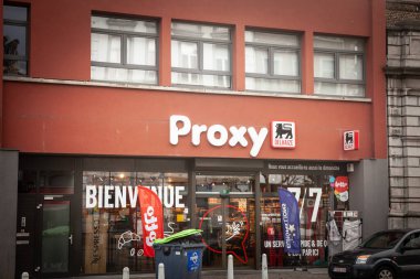 LIEGE, BELGIUM - 9 Kasım 2022: Liege 'deki bir markette Vekil Süpermarket Delhaize logosu. Delhaize, süpermarketler ve diğer bakkallar üzerine uzmanlaşmış Belçikalı bir perakende satış grubudur..