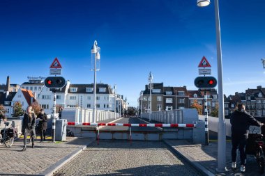 MAASTRICHT, NETHERLANDS - 10 Kasım 2022: Sint servaasbrug köprüsünün asma köprü parçası, ya da Aziz Servatius köprüsü, Hollanda 'nın en eski köprüsü, Maastricht' in asansör köprüsü sembolü.