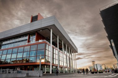 MAASTRICHT, NETHERLANDS - 10 Kasım 2022: 1992 'de bir Maastricht Caddesi Panoraması, önünde Merkez Seramiği, bir kültür merkezi, sergi yeri ve kütüphane.