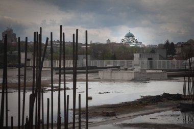 Öğleden sonra Saint Sava Katedral Tapınağı 'ndaki (Hram Svetog Save) seçici bulanıklık endüstriyel bir çöl ve terk edilmiş kalıntılar gördü. Bu ortodoks kilisesi Belgrad 'ın başkentinin başlıca anıtları.