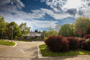 BELGRAD, SERBIA - 1 Mayıs 2022: Muzejski parkı ve Yugoslav Tarihi Müzesi Panoraması veya Sırbistan 'ın başkenti Belgrad' daki Tito ve Yugoslavya 'ya adanmış bir anıt olan Muzej Jugoslavije.