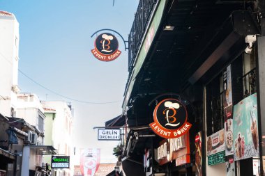 İSTANBUL, TURKEY 21, 2022: İstanbul 'da bir Borek fast food restoranında seçici bulanıklık, Levent Borek. Borek, Türkiye 'de servis edilen et ve hamur tatlısından yapılan geleneksel bir Snak..