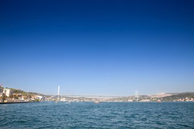 Boğaz Köprüsü; ayrıca 15 Temmuz şehitleri köprüsü ya da 15 Temmuz sehitler koprusu olarak da bilinir, Posporus Boğazı 'ndan geçen teknelerle uzaktan görülürler. İstanbul 'da Asya ve Avrupa' yı birbirine bağlayan bir köprü..