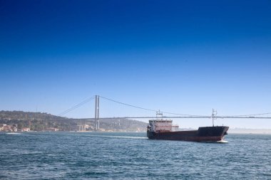 Uluslararası bir kargo görevi için İstanbul 15 Temmuz şehitleri köprüsünün önündeki boğazda gaz ve petrol taşıyan petrol tankerindeki seçici bulanıklık. Bosporus Boğazı 'nın özel bir yön bulma ve denizcilik durumu vardır..