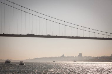 Boğaz Köprüsü 'nde seçici bulanıklık; ayrıca 15 Temmuz şehitleri köprüsü ya da 15 Temmuz sehitler koprusu olarak da adlandırılır. İstanbul 'da Asya ve Avrupa' yı birbirine bağlayan bir köprü..