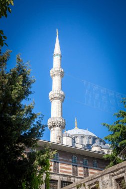 Güneşli öğleden sonra Süleyman Camii 'nin minaresi; Süleyman Camii, İstanbul' un Fatih ilçesine bağlı ikonik bir Müslüman camii..