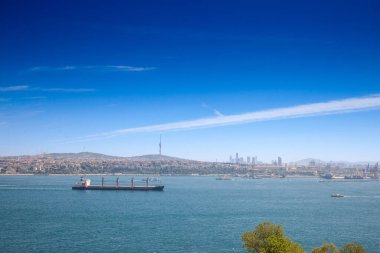 Kargo terminali ve bir süper tanker gemisi ile Haydarpaşa limanının panoraması, İstanbul, Türkiye 'de boğazda seyreden büyük bir gemi, Akdeniz' den Karadeniz 'e geçiyor..