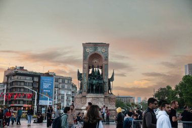 ISTANBUL, TURKEY - 21 Mayıs 2022: Cumhuriyet Anıtı 'nda seçici bulanıklık, veya Taksim Meydanı' nda Cumhuriyet Aniti, Türkiye Cumhuriyeti 'ne ve Bağımsızlık' a bir İtalyan hediyesi.