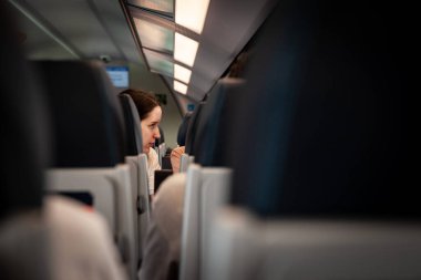 NOVI SAD, SERBIA - 25 Haziran 2022: Belgrad 'dan Novi Sad of Srbija Voz' a giden çağdaş şehirlerarası trendeki koltuklar arasında seçim bulanıklığı.