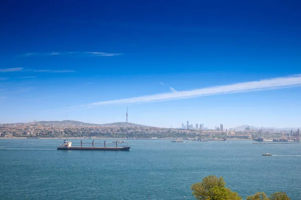 在土耳其伊斯坦布尔的博斯普鲁斯海峡上航行的海德尔帕萨港全景及其货运站和一艘超级油轮 一艘从地中海驶向黑海的大船 — 图库照片