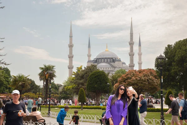 Истанбул Туркий Мая 2022 Года Выборочное Размытие Двух Женщинах Девочках — стоковое фото