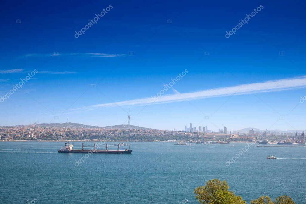 Panorama del puerto de Haydarpasa con su terminal de carga y un buque