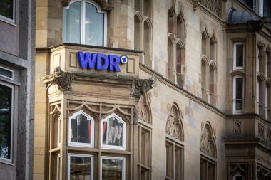 Köln 'deki genel merkezlerinde WDR logosu bulundu. 6 Kasım 2022. WDR ya da Westdeutscher Rundfunk, Batı Almanya 'da Nordrhein Westfalen eyaletinde yer alan bir Alman televizyon kanalıdır..