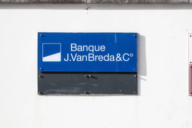 LIEGE, BELGIUM - 9 Kasım 2022: J Bankası Van Breda & Co, Liege için ofislerinde. Bank Van Breda Belçika 'nın dört bir yanına yayılmış bir Belçika bankası..