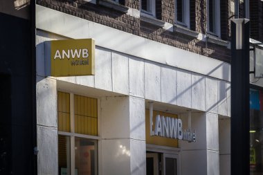 ANWB Winkel 'in logosu Heerlen için ofislerinde, 8 Kasım 2022' de açıklandı. ANWB Winkel Hollanda 'da bir yol yardımı ve araba tamir şirketi..