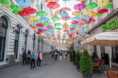 TIMISOARA, ROMANIA - 16 EPTEMBER 2022: Strada Alba Iulia caddesi, Timisoara 'nın bir şemsiye caddesi, yayalar, şehir merkezinde barların ve restoranların önünden geçen kalabalık.