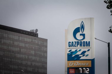 TIMISOARA, ROMANIA - 18 Eylül 2022: Gazprom logosu Timisoara 'nın petrol fiyatlarını gösteren bir benzin istasyonu fiyat tabelasında. Gazprom, Rus petrol ve diğer petrol ürünleri üreticisi ve satıcısıdır..