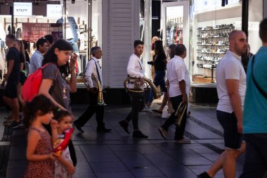 BELGRAD, SERBIA - 6 AĞUSTOS 2022: Kneza Mihailova 'daki Belgrad sokaklarında gece yürüyen Roman müzik grubunun trompetçisinin seçici bulanıklığı. Bu gruplara, Balkan müziğinin simgesi olan Trubaci de deniyor..